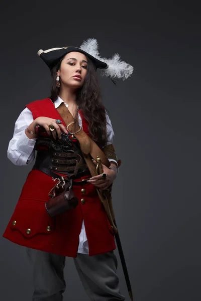 Peligroso corsario femenino con pelos ondulados con traje — Foto de Stock