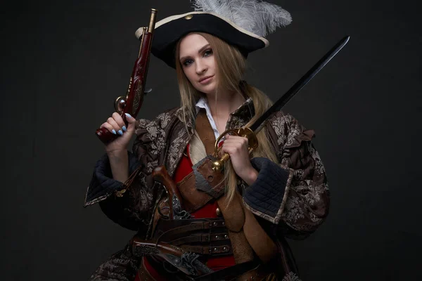 Mulher buccaneer vestida com terno de pirata e chapéu — Fotografia de Stock