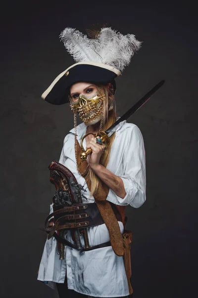 Mulher pirata com máscara dourada e sabre — Fotografia de Stock