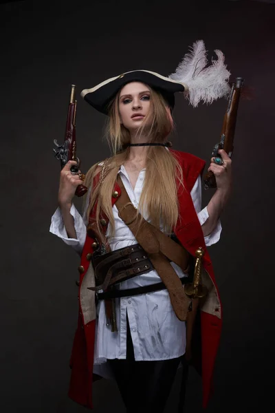 Pirata fêmea caribenha com casaco vermelho e trimilho — Fotografia de Stock