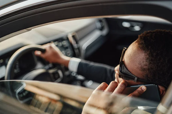 Negro hombre de negocios hablando en su teléfono dentro del coche — Foto de Stock