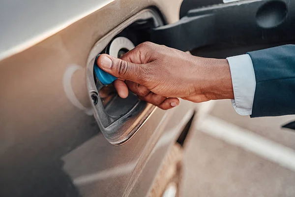 Tiro de hombre de negocios abriendo tanque de combustible de su coche — Foto de Stock