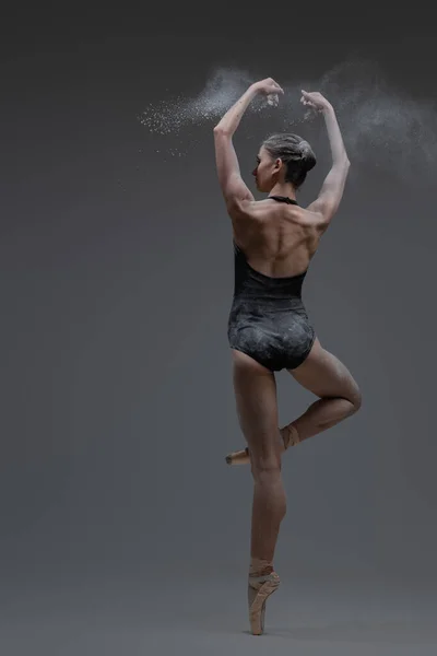 Bailarina de fitness mostrando su perfomance dentro del estudio — Foto de Stock