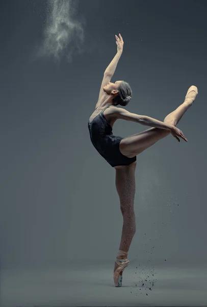 Bailarina profesional bailando en estudio sobre fondo gris — Foto de Stock