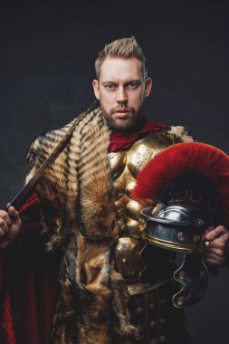 Gladius ve miğferli sakallı Romalı asker