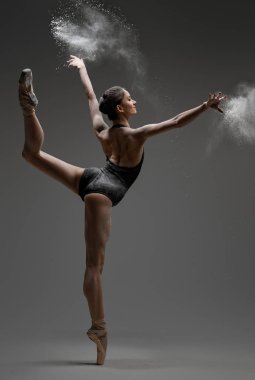 Siyah savaş giyip dans eden sanatçı balerin.