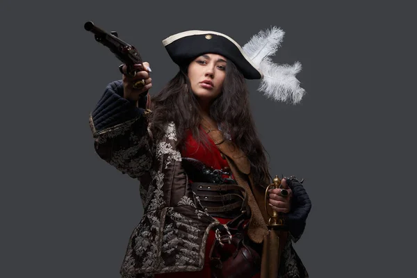 Привлекательная женщина корсар с саблей и кремневым замком — стоковое фото