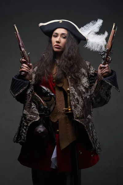 Corsaro donna con lunghi capelli ondulati e pistole — Foto Stock