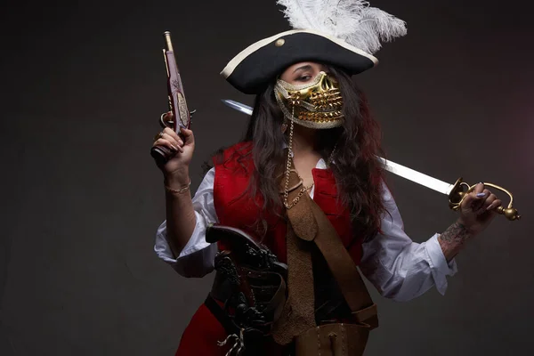 Žena pirát se zlatou maskou na tmavém pozadí — Stock fotografie