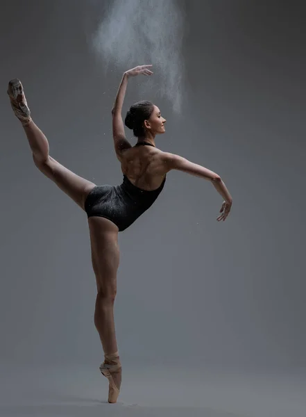 Bailarina elegante rociando polvo y bailando dentro del estudio — Foto de Stock