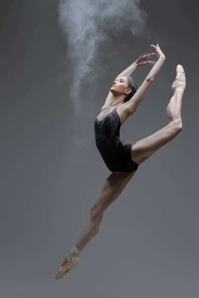 Bailarina experta bailando saltando sobre fondo gris — Foto de Stock