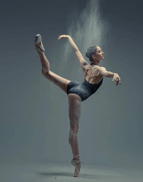 Bailarina profesional bailando en estudio sobre fondo gris — Foto de Stock