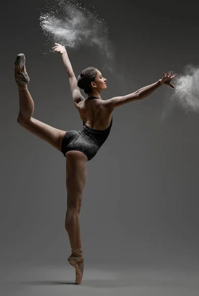 Bailarina artística vestida de negro activewar y bailar — Foto de Stock