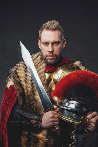 Бородатый римский солдат с гладиусом и шлемом — стоковое фото
