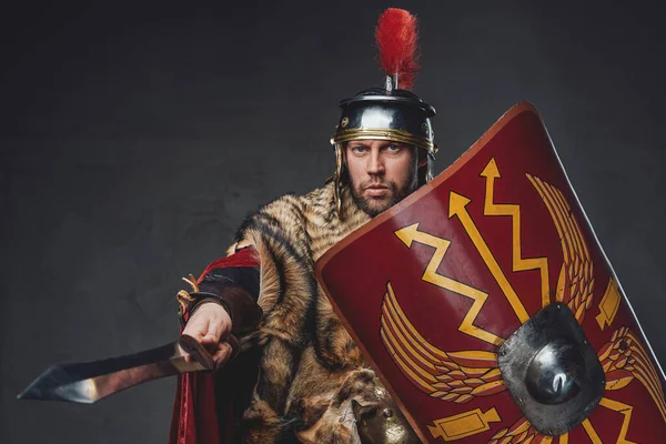 剣を向ける盾を持つローマの将軍 — ストック写真