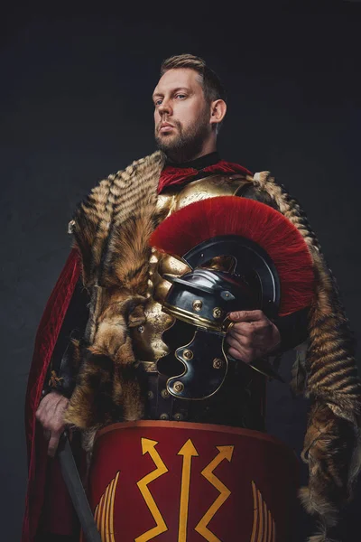 Império romano soldado posando com espada e escudo — Fotografia de Stock