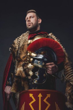 Bronz zırhlı Roma lejyoneri Gladius