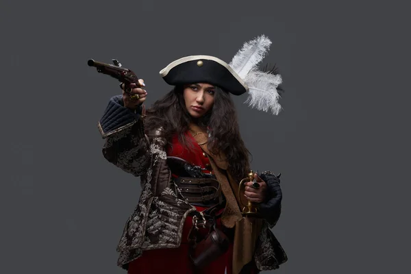 Mulher pirata vestida com roupas medievais com arma — Fotografia de Stock