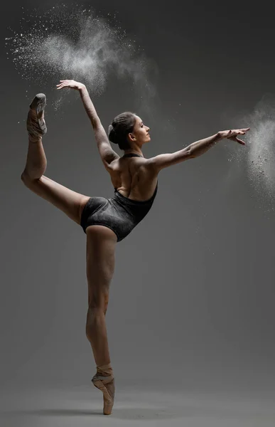 Siyah savaş giyip dans eden sanatçı balerin. — Stok fotoğraf