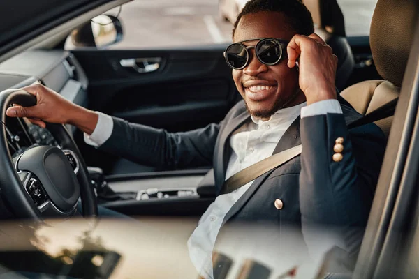 Joyful businessman of african descent with phone — Stock Photo, Image