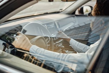 Afrikalı iş adamı arabanın içinde.