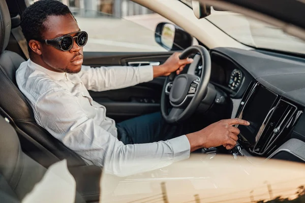 Black business man pressing on panel of car — Stock Photo, Image