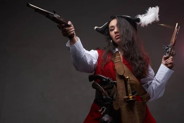 Mujer caribeña ladrona posando sobre fondo oscuro — Foto de Stock