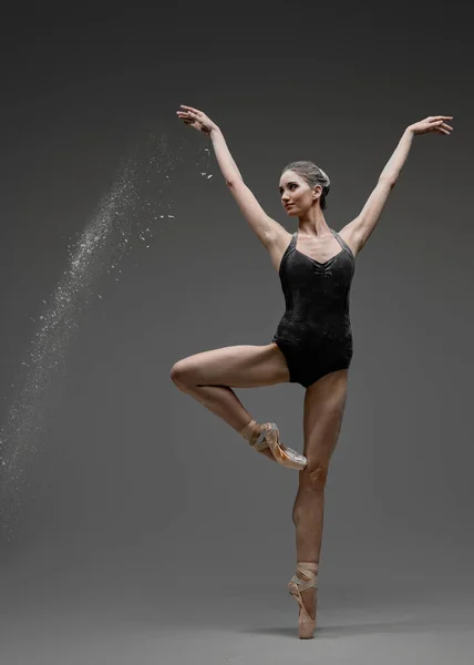 Atractiva bailarina con traje de tutú sobre fondo gris — Foto de Stock