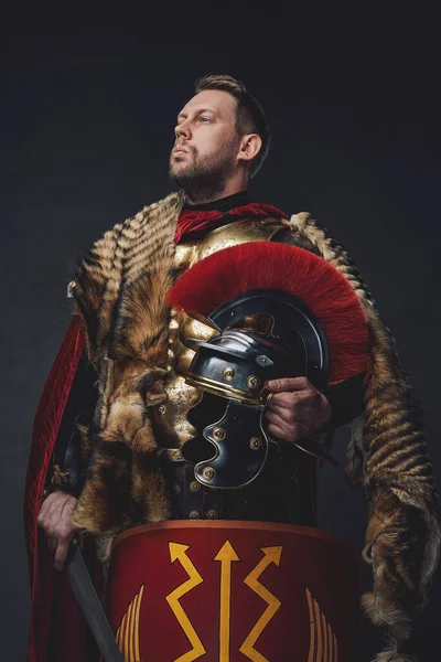 带着剑和盾牌的罗马帝国士兵 — 图库照片