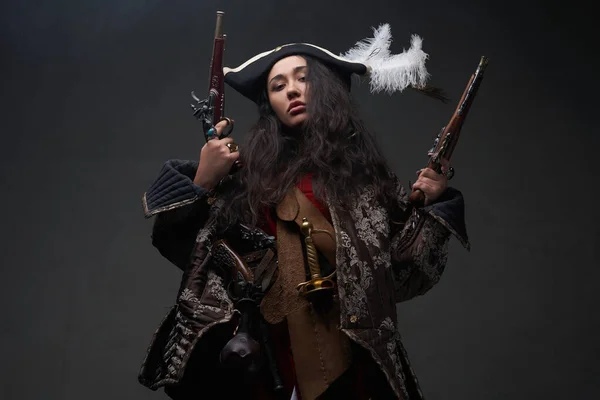 Karib-tengeri női corsair fegyverek ellen sötét háttér — Stock Fotó