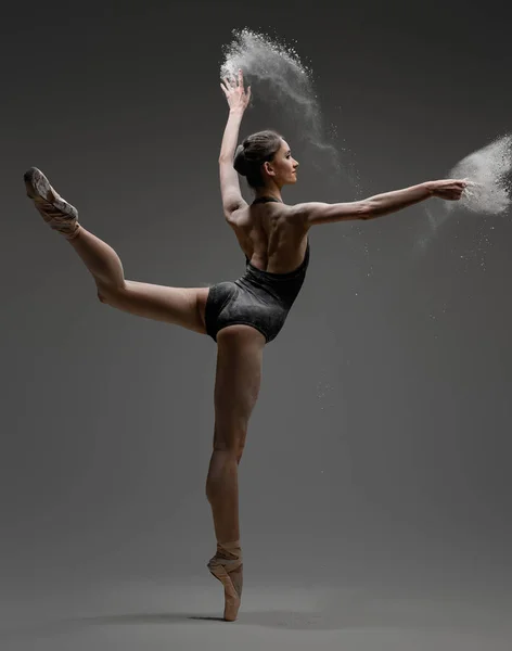 穿着黑色运动服跳舞的艺术芭蕾舞演员 — 图库照片