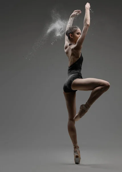 年轻的芭蕾舞演员和她的专业才能 — 图库照片