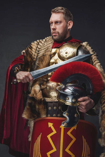 Римський легіонер у бронзовій броні з гладіусом. — стокове фото