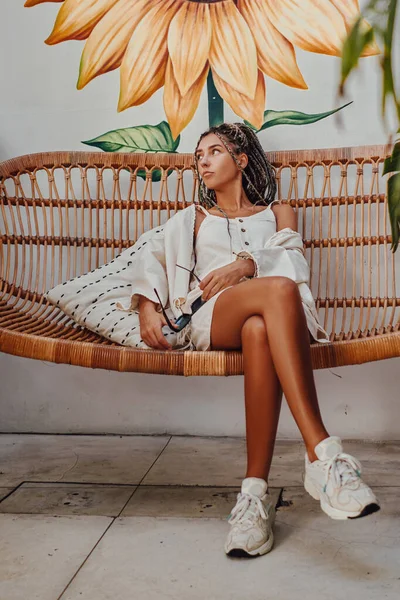 Schot van jonge vrouw zittend op stro hangmat — Stockfoto