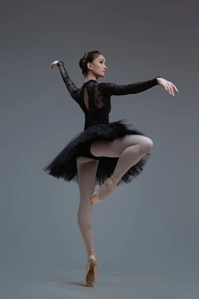 Táncoló balerina öltözött fekete tutu szoknya — Stock Fotó