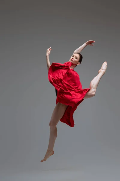 Ballerino professionista con seta rossa all'interno dello studio — Foto Stock