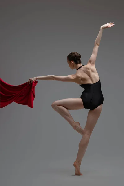 Vista previa de la bailarina en tutú con paño rojo — Foto de Stock