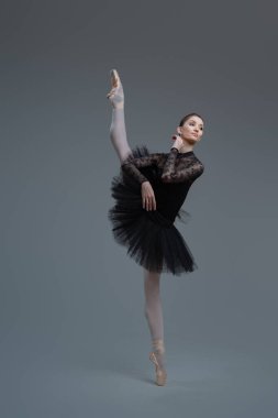 Bacakları açık zarif bir balerin.