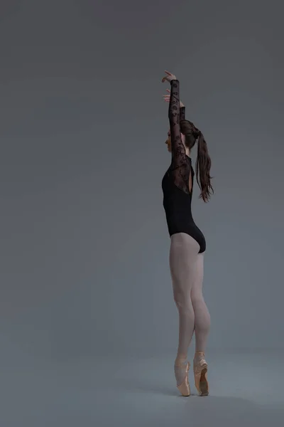 Танцівниця балету в чорному турі танцює всередині студії — стокове фото
