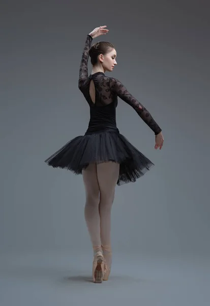 Bailarina vestida de tutú negro con falda — Foto de Stock