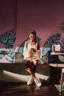 Bali Kafe 'de telefon kullanan genç bir kadın.