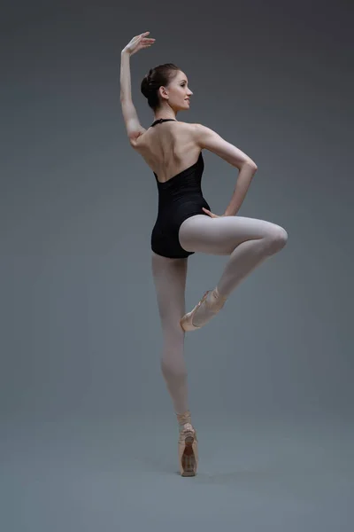 Elegáns balerina pózol és táncol a stúdióban — Stock Fotó