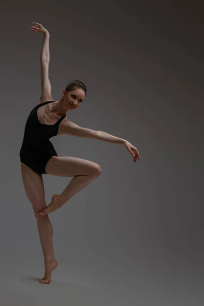 Bailarina de ballet feliz permaneciendo en una pierna — Foto de Stock