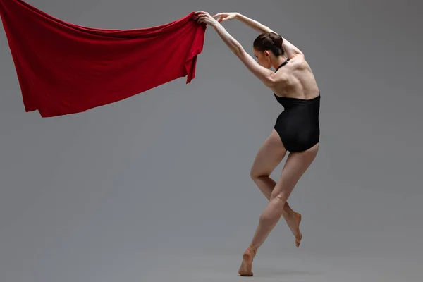 用红布拍摄芭蕾演员的背景图 — 图库照片
