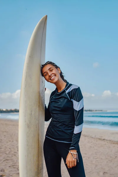 Joyful woman with surfboard overlooking sea background — Stock Photo, Image