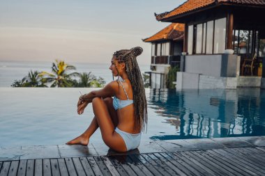 Sahildeki manzaraya bakan bir kadının arka plan fotoğrafı.