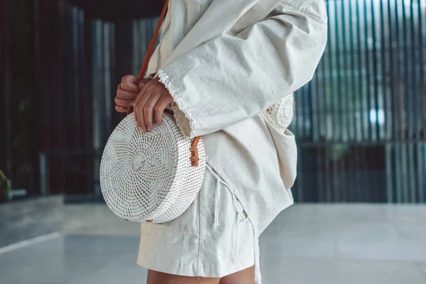 Tiro de ropa blanca femenina de moda para el verano — Foto de Stock