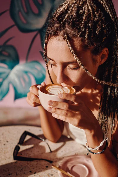 Close-up schot van vrouw in cafe drinken capuccino — Stockfoto