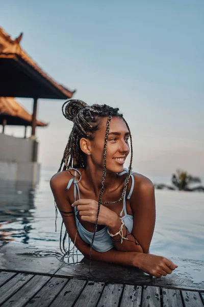 Mulher alegre com pele bronzeada nadando na piscina — Fotografia de Stock