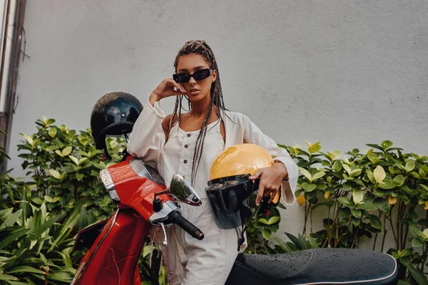 Vrouw met helm en scooter buiten in bali — Stockfoto
